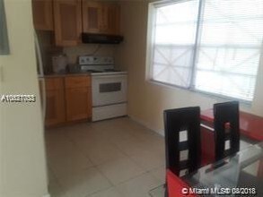 110 SE 7th St-Unit -1 in Hallandale Beach, FL - Building Photo - Building Photo
