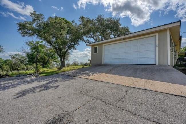 207 Mountain Top in Sunrise Beach Village, TX - Building Photo - Building Photo