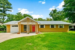 850 W Kelley St in Fayetteville, AR - Building Photo