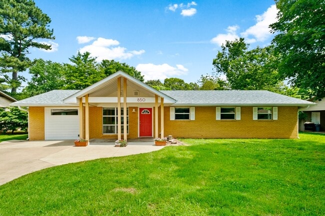 property at 850 W Kelley St