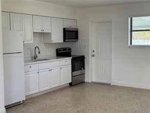 120 SW 79th Ave in Miami, FL - Foto de edificio - Building Photo