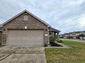 5231 Lagoon Ct in Bacliff, TX - Building Photo