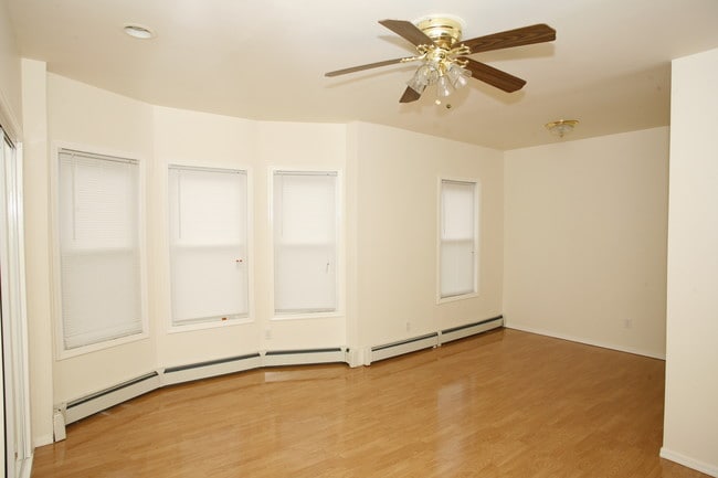 429 18th Ave in Newark, NJ - Foto de edificio - Building Photo