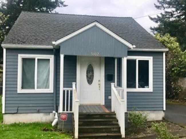 property at 5302 SE Flavel St