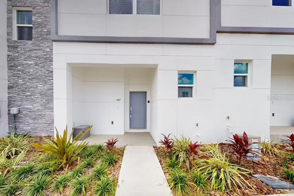 257 Famagusta Dr in Davenport, FL - Foto de edificio