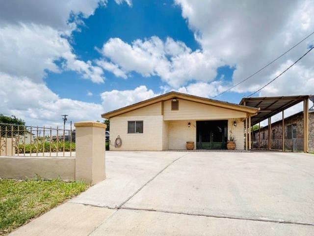 103 S Meadow Ave in Laredo, TX - Building Photo