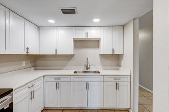 Villas on 16th in Naples, FL - Foto de edificio - Building Photo