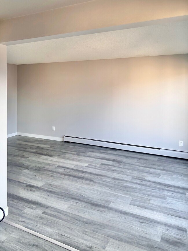 Leslie Ann Manor in Edmonton, AB - Building Photo - Building Photo