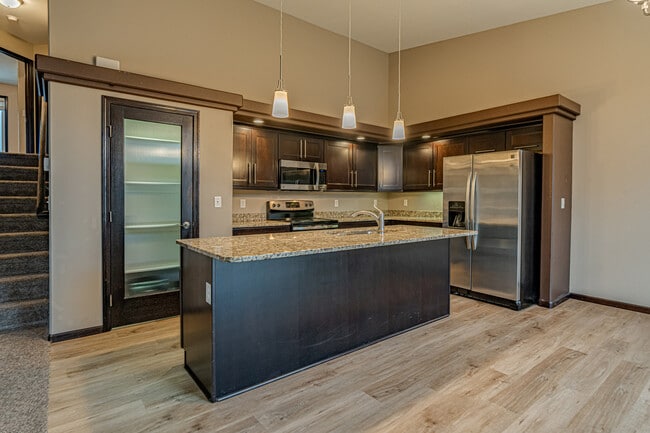 3717 McKenzie Dr SE in Mandan, ND - Foto de edificio - Building Photo