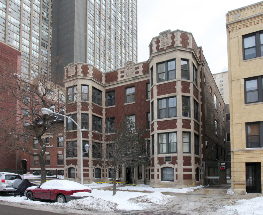 3929 N Pine Grove Ave in Chicago, IL - Building Photo