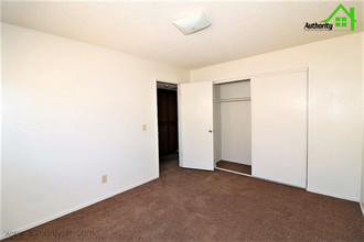 680 Saginaw St-Unit -7 in Redding, CA - Foto de edificio - Building Photo
