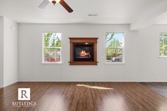 2374 Dahlia Way in Medford, OR - Building Photo - Building Photo