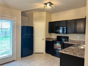 1530 Redbridge Dr in Seguin, TX - Building Photo - Building Photo