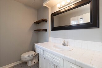 1404 Walnut Bend Ln in Houston, TX - Foto de edificio - Building Photo