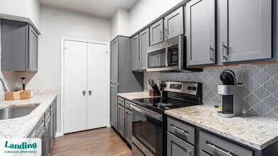 11022 Culebra Rd in San Antonio, TX - Foto de edificio - Building Photo