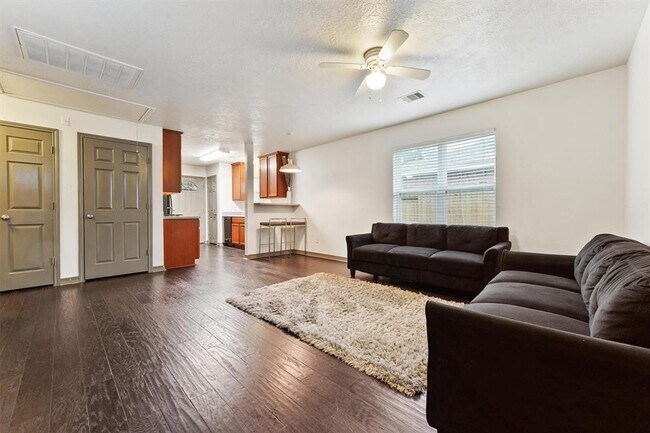 8702 Shady Vista Ln in Houston, TX - Building Photo - Building Photo