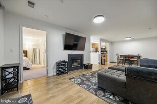 10010 Vanderbilt Cir in Rockville, MD - Building Photo