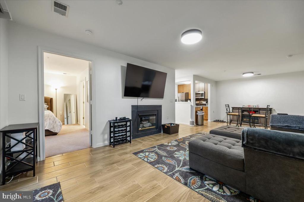 10010 Vanderbilt Cir in Rockville, MD - Building Photo