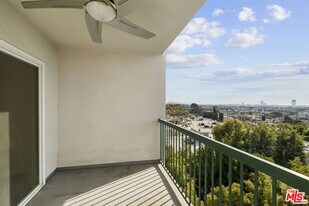 8550 Holloway Dr in West Hollywood, CA - Building Photo