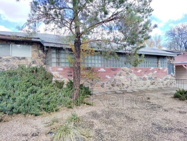 1690 Greenbrae Dr in Sparks, NV - Building Photo - Building Photo