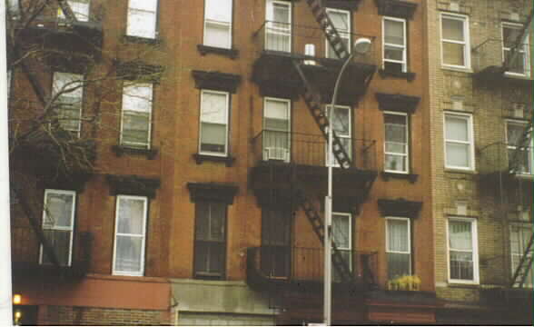 109 E 2nd St in New York, NY - Foto de edificio - Building Photo