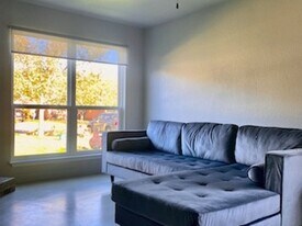 2113 Courtney St in Austin, TX - Building Photo