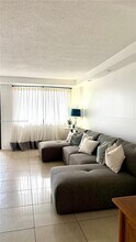 301 Golden Isles Dr in Hallandale Beach, FL - Building Photo - Building Photo