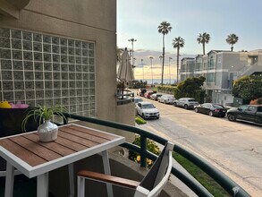 8132 Camino Del Sol, Unit F in La Jolla, CA - Building Photo - Building Photo