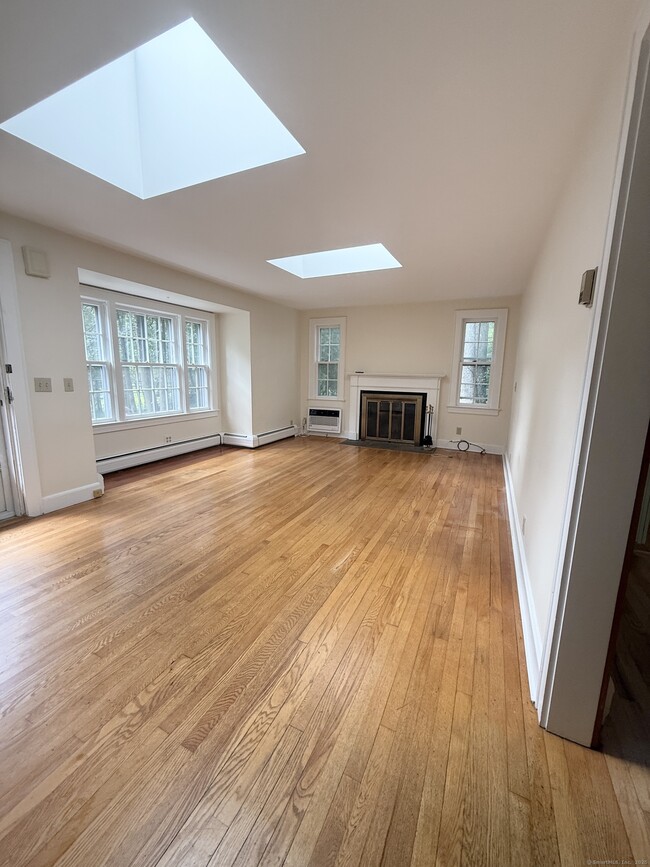 332 Good Hill Rd in Weston, CT - Building Photo - Building Photo