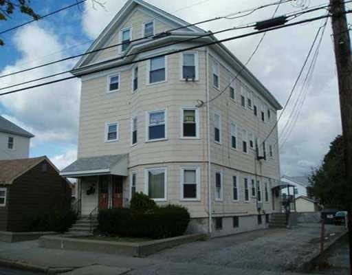 213 Hunt St in Central Falls, RI - Foto de edificio