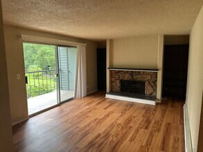 4641 W Lake Sammamish Pky SE, Unit F-204 in Issaquah, WA - Building Photo - Building Photo