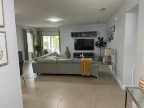 690 Hadley Pl E in Naples, FL - Building Photo - Building Photo