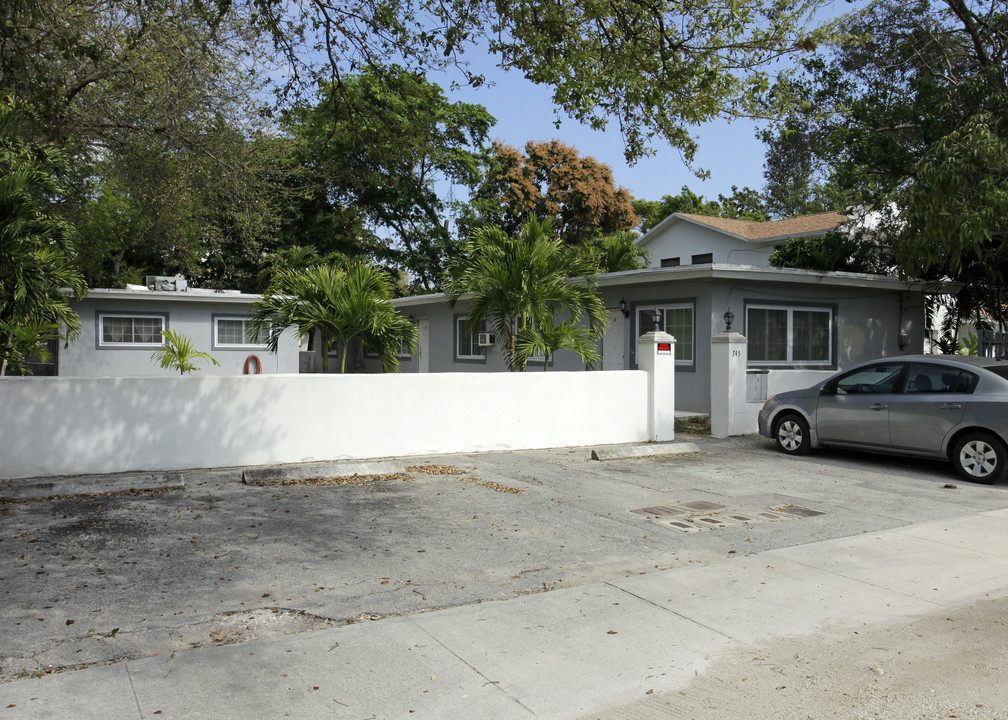 745 NE 122nd St in Miami, FL - Building Photo