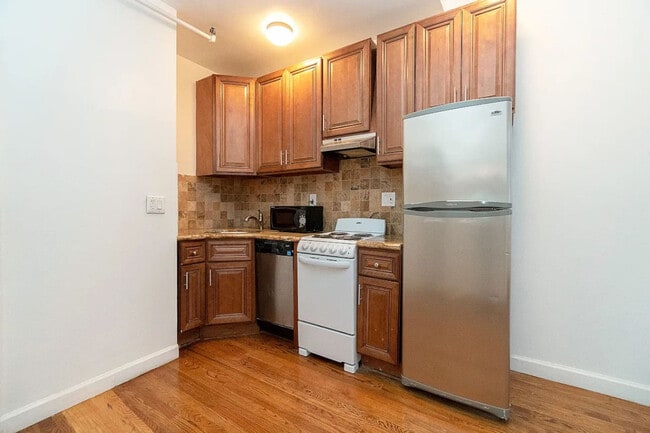 156 W 15th St in New York, NY - Building Photo - Building Photo