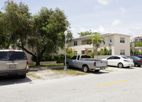 16-20 Zamora Ave in Coral Gables, FL - Foto de edificio - Building Photo