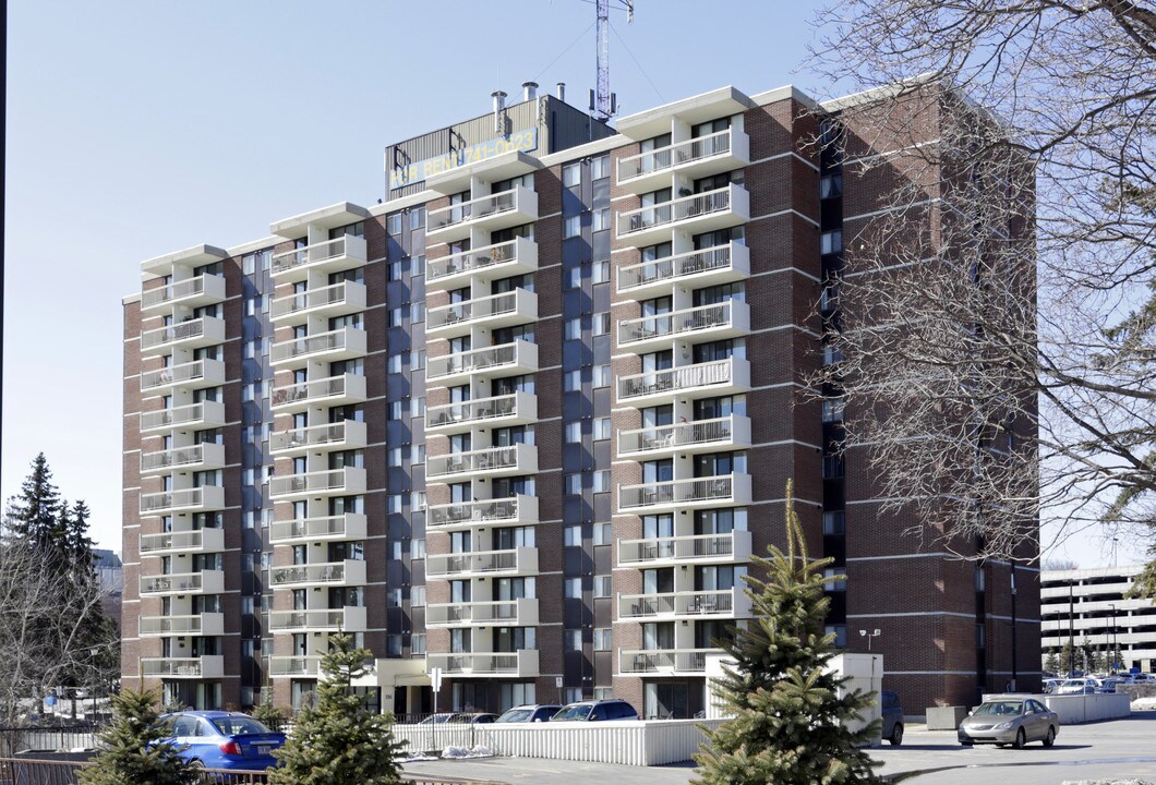 Montfort Manor in Ottawa, ON - Building Photo