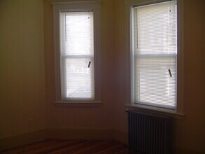 73 Cottage St, Unit 2 in Chelsea, MA - Foto de edificio - Building Photo