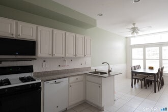 291 Silver Brook Rd in Orange, CT - Building Photo - Building Photo