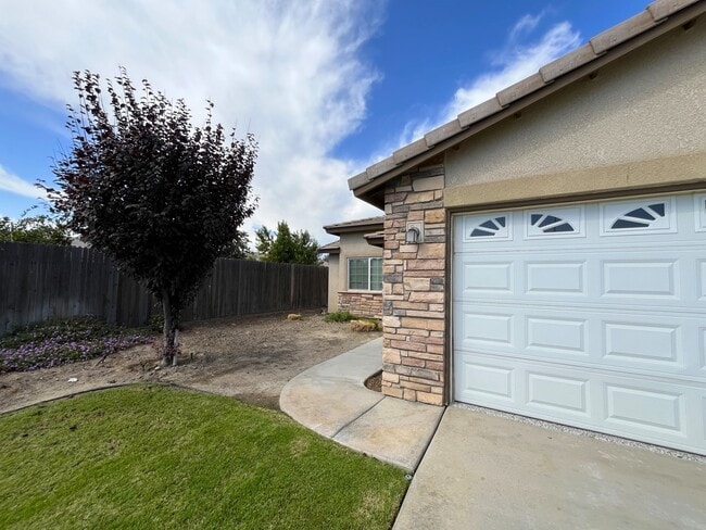 6125 Kendra St in Bakersfield, CA - Foto de edificio - Building Photo