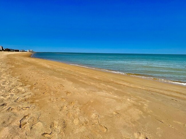 1425 E Ocean View Ave in Norfolk, VA - Foto de edificio - Building Photo