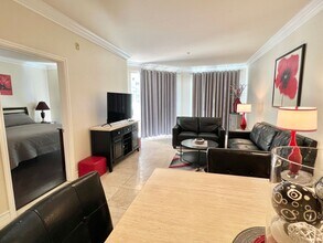 270 E Flamingo Rd in Las Vegas, NV - Building Photo - Building Photo