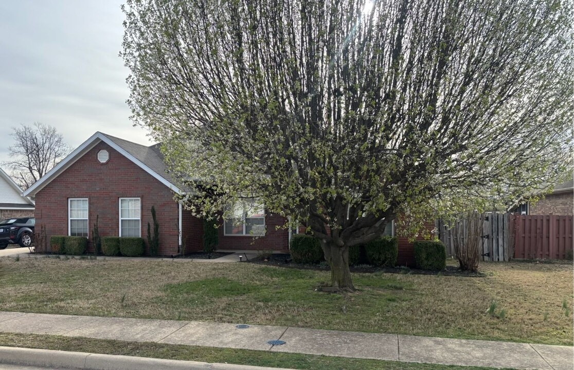 330 McKissic Spring Rd in Centerton, AR - Building Photo