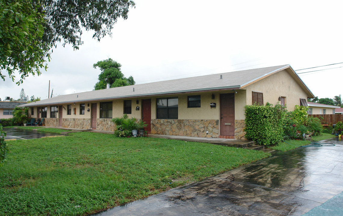 6901 Pembroke Rd in Pembroke Pines, FL - Building Photo