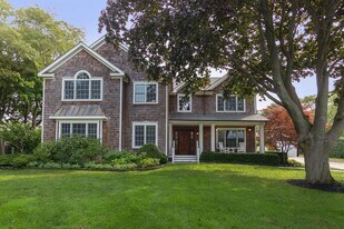 50 Narrow Ln in Southampton, NY - Building Photo