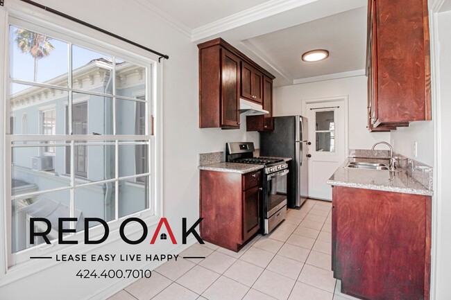 1832 N Edgemont St, Unit 8 in Los Angeles, CA - Building Photo - Building Photo