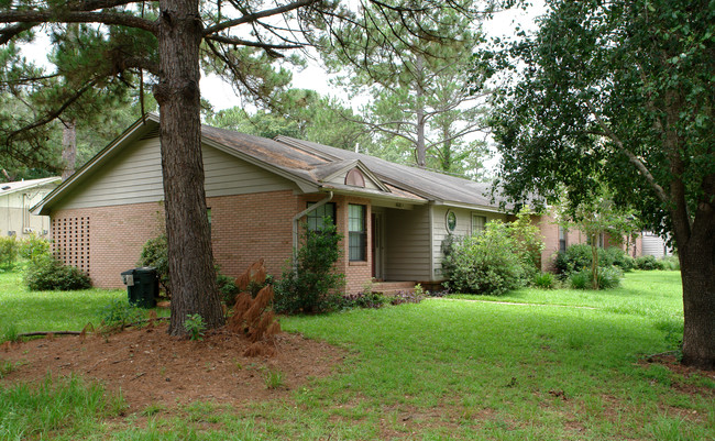 1600 Akridge Dr in Tallahassee, FL - Foto de edificio - Building Photo