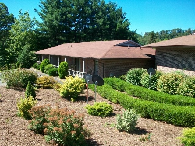 107 McNeill St in Jefferson, NC - Building Photo