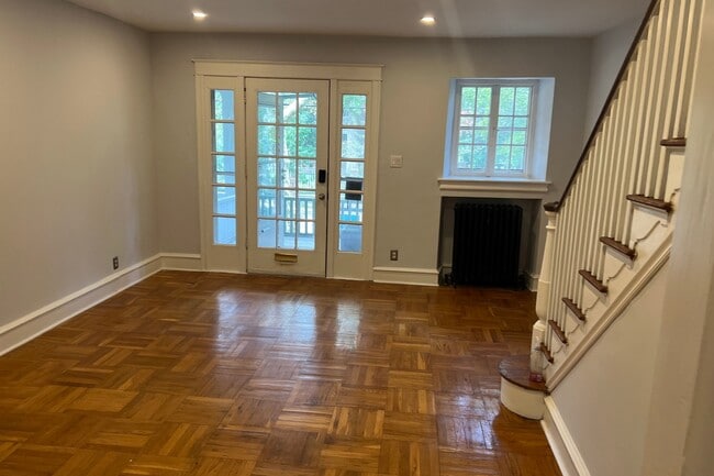 110 E Roumfort Rd in Philadelphia, PA - Building Photo - Building Photo