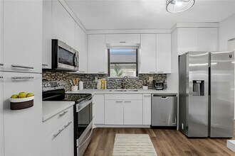 511 Ives Dairy Rd in Miami, FL - Building Photo - Building Photo