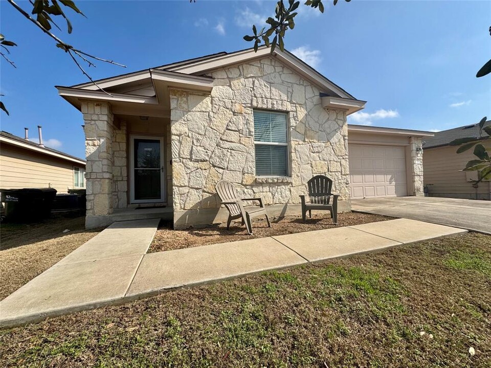 371 Nottingham Loop in Kyle, TX - Foto de edificio